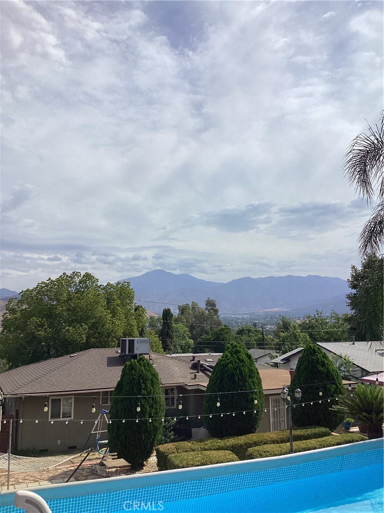 https://media.crmls.org/medias/f0470085-f82d-48f0-9c8a-96ce4401ae75.jpg?preset=X-Large