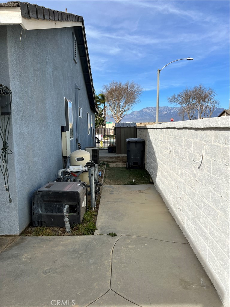 https://media.crmls.org/medias/f0470af3-22b0-46f6-a7b2-daaf9863d73c.jpg?preset=X-Large