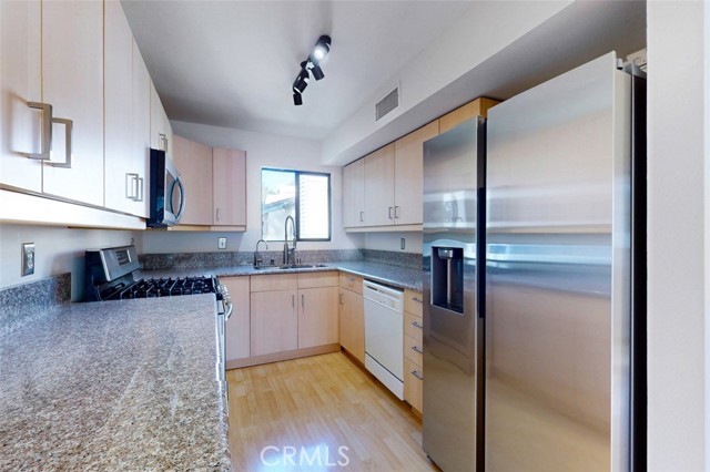 Detail Gallery Image 7 of 8 For 10504 5 Sunland Bld, Sunland,  CA 91040 - 2 Beds | 1/1 Baths