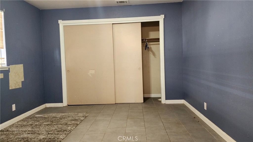 https://media.crmls.org/medias/f04ae5d6-2579-4ee9-be3a-dc9c85c69359.jpg?preset=X-Large