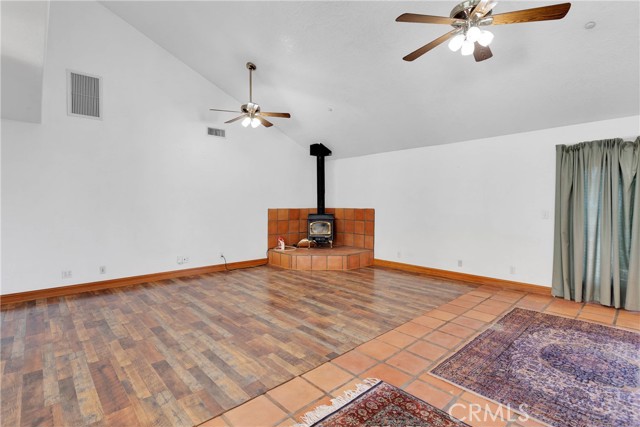 8381 White Road, Phelan CA: https://media.crmls.org/medias/f04b87c4-3716-45f7-93fd-fbe2579afd15.jpg