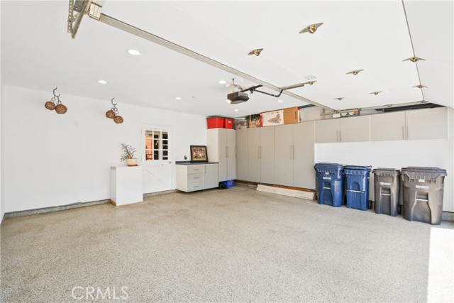 4062 Aladdin Drive, Huntington Beach CA: https://media.crmls.org/medias/f04e5bcf-9bc8-44a4-b05d-0326d7325f15.jpg