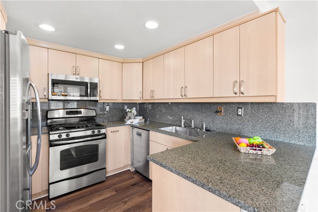 Detail Gallery Image 3 of 24 For 106 N Western #205,  San Pedro,  CA 90732 - 2 Beds | 2 Baths