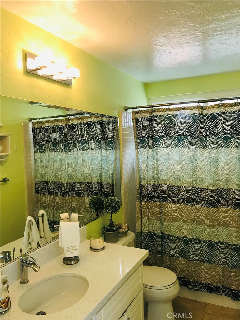 https://media.crmls.org/medias/f0537103-3ebf-4c2b-9e6f-12ef00eb7e5d.jpg?preset=X-Large