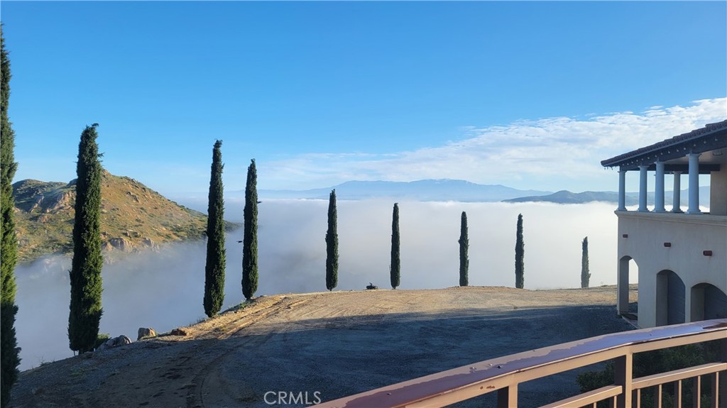 https://media.crmls.org/medias/f05410e5-57e8-424e-be43-dcedd009e3d7.jpg?preset=X-Large