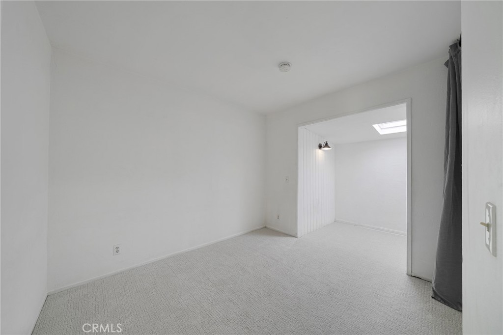 https://media.crmls.org/medias/f055f033-3fbb-49f2-8e19-300e4e114c2f.jpg?preset=X-Large
