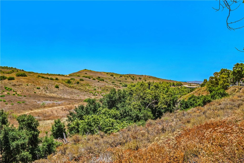 https://media.crmls.org/medias/f0577b23-cc59-4e28-871e-b52ad5130842.jpg?preset=X-Large