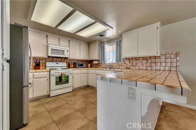 Detail Gallery Image 3 of 34 For 8016 W Avenue D12, Lancaster,  CA 93536 - 3 Beds | 2 Baths