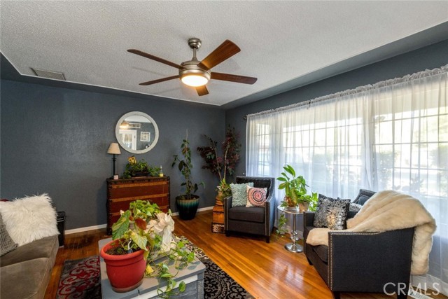 918 S Sunnyside Avenue, Fresno CA: https://media.crmls.org/medias/f05918d3-9af1-470f-b07f-c5105fc0a272.jpg