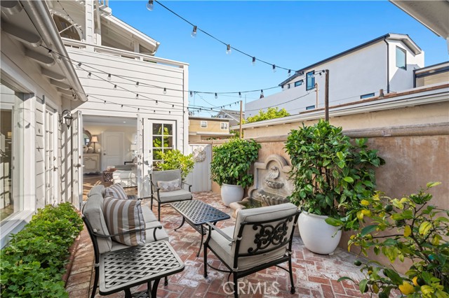708 Orchid Avenue, Corona del Mar CA: https://media.crmls.org/medias/f0593036-3ea4-4673-9552-d691176f5eed.jpg