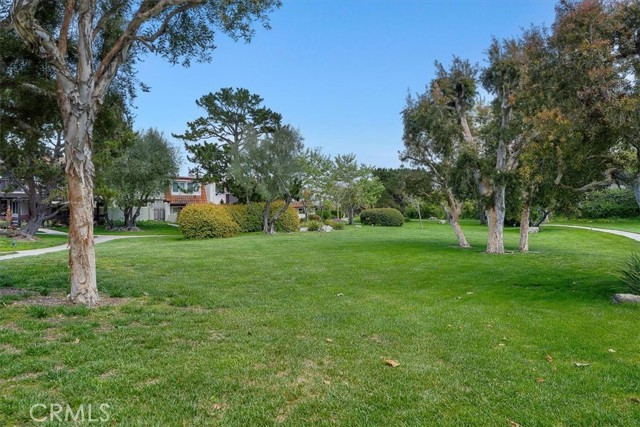 31 Oaktree Lane, Rolling Hills Estates CA: https://media.crmls.org/medias/f05c7acb-dd4e-4903-93f1-02d8573a6376.jpg