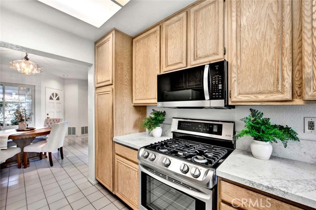 Detail Gallery Image 4 of 28 For 2186 Avocado Dr, Tustin,  CA 92782 - 2 Beds | 2/1 Baths