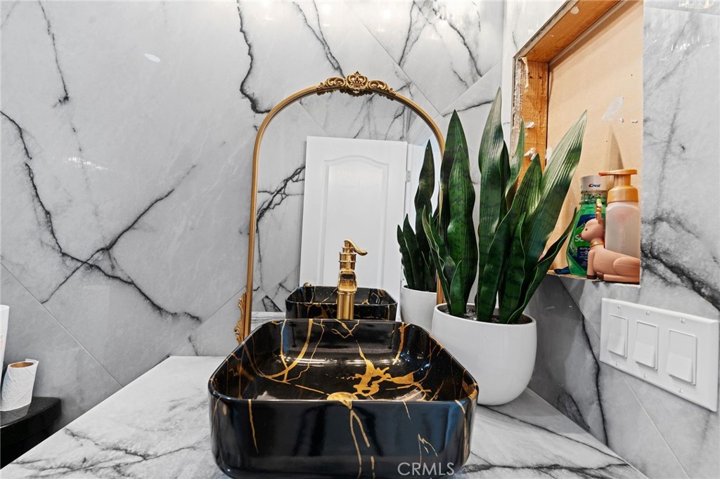 https://media.crmls.org/medias/f05df4f3-1037-4ca1-a05a-1dfc6fd87a35.jpg?preset=X-Large