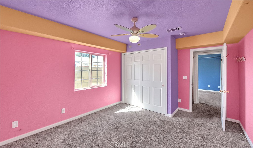 https://media.crmls.org/medias/f05e0483-c66c-4493-b529-7be3a670a4af.jpg?preset=X-Large