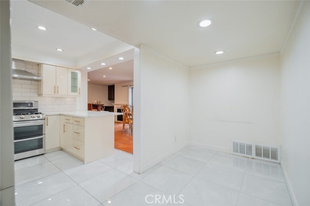 Detail Gallery Image 17 of 28 For 1745 Holly Dr #201,  Glendale,  CA 91206 - 3 Beds | 2 Baths