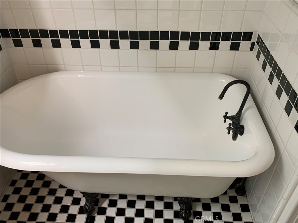 https://media.crmls.org/medias/f05f1e42-2635-4127-bd75-39a273d2676a.jpg?preset=X-Large