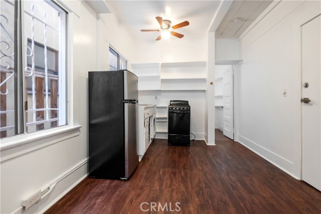 30 Dudley Ave, Venice CA: https://media.crmls.org/medias/f05f1ffb-6088-49cd-8d88-6674af984703.jpg