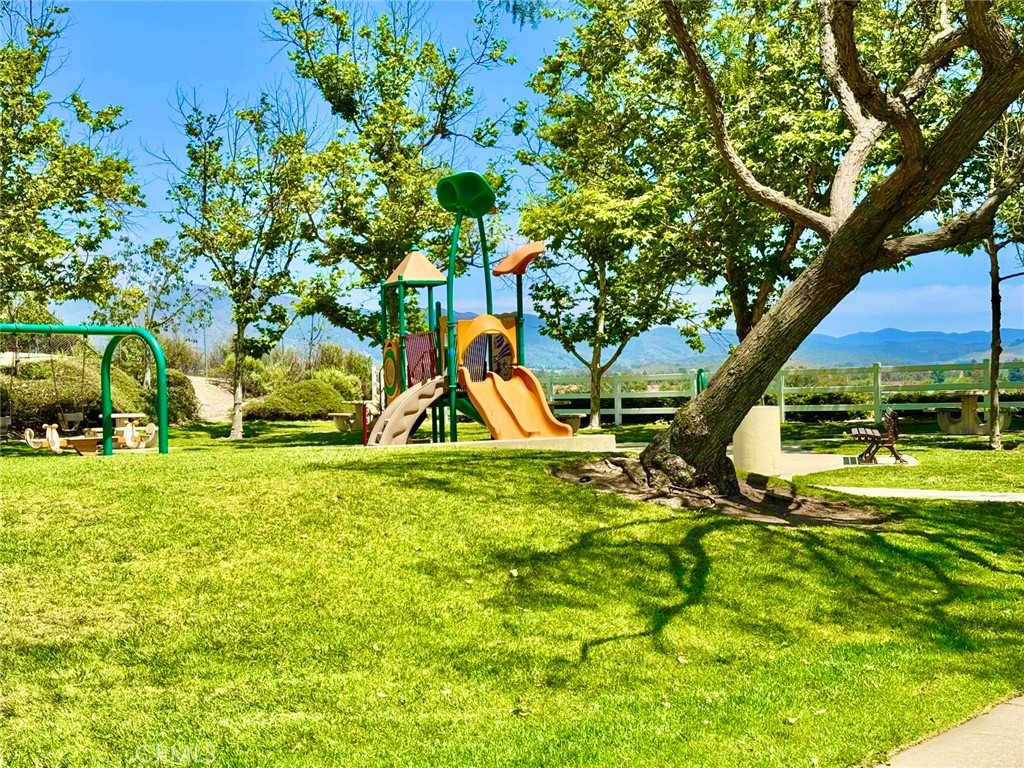 https://media.crmls.org/medias/f060e139-15bb-4ef1-b8af-b6c800867b79.jpg?preset=X-Large