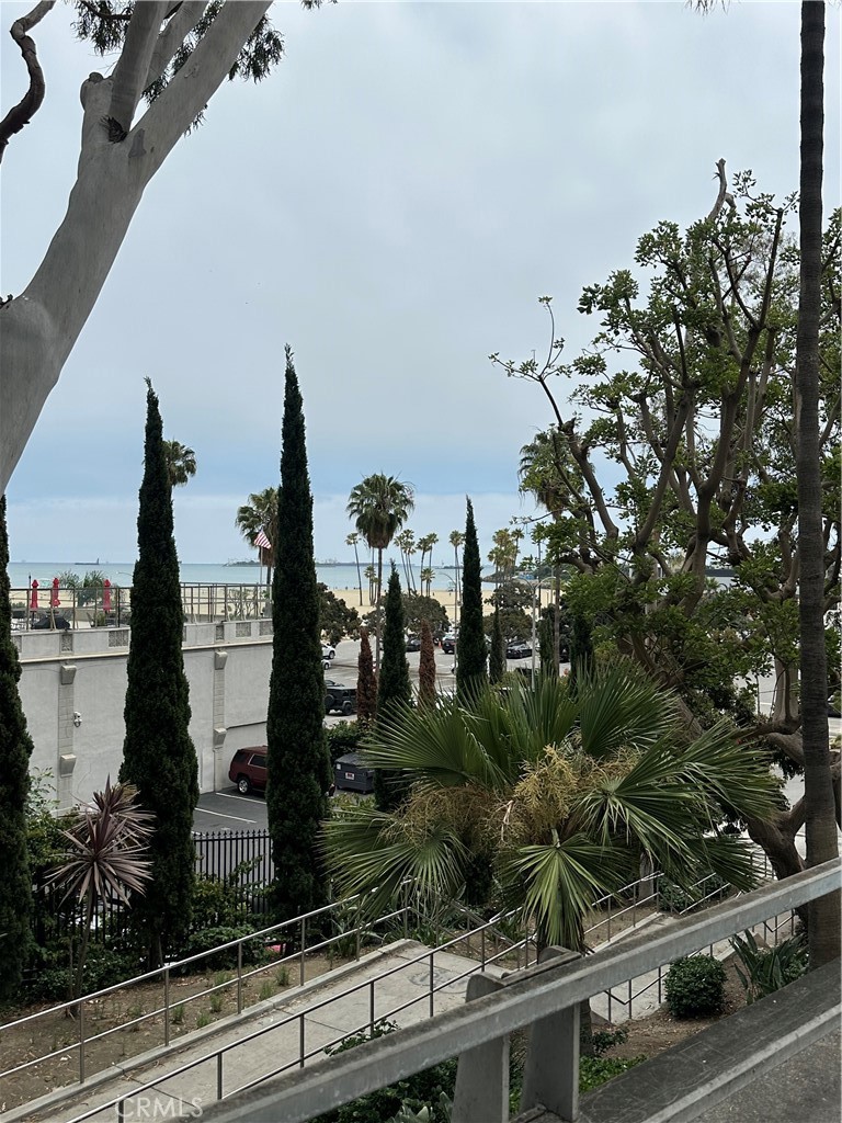 https://media.crmls.org/medias/f06176a9-ad6b-44e6-9f32-7daafcf5e3c5.jpg?preset=X-Large