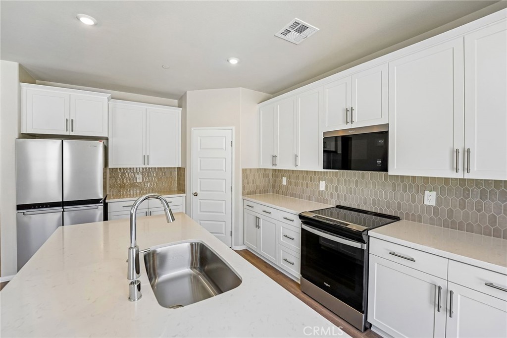 https://media.crmls.org/medias/f06366c7-cbeb-4322-aa98-715eaf6cc795.jpg?preset=X-Large