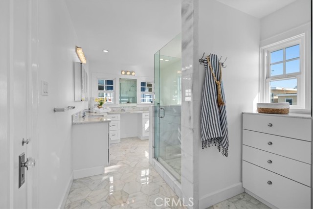 1000 The Strand, Manhattan Beach CA: https://media.crmls.org/medias/f0675137-9ef0-47fe-a695-24228ebeb3ff.jpg