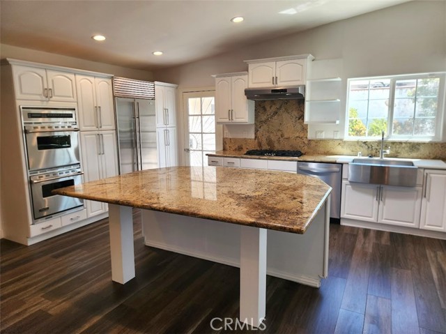 Detail Gallery Image 2 of 19 For 22808 Gershwin Dr, Woodland Hills,  CA 91364 - 4 Beds | 3 Baths