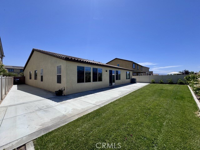 https://media.crmls.org/medias/f069167b-5184-4c33-84cd-1568c6668a70.jpg?preset=X-Large
