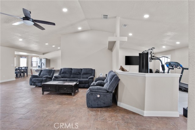 Detail Gallery Image 11 of 22 For 12210 Larch St, Oak Hills,  CA 92344 - 5 Beds | 3 Baths