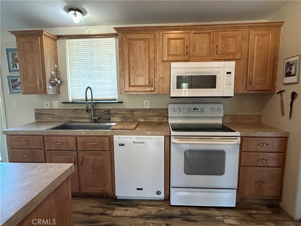 https://media.crmls.org/medias/f06aad1d-e6fa-484a-a308-00afe7b84c7b.jpg?preset=X-Large