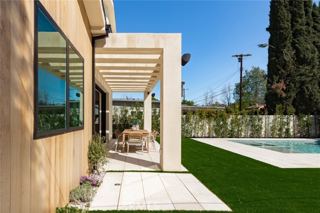 22640 Clarendon Street, Woodland Hills CA: https://media.crmls.org/medias/f06ca630-8fc1-402c-a6c4-a97fd1c56054.jpg