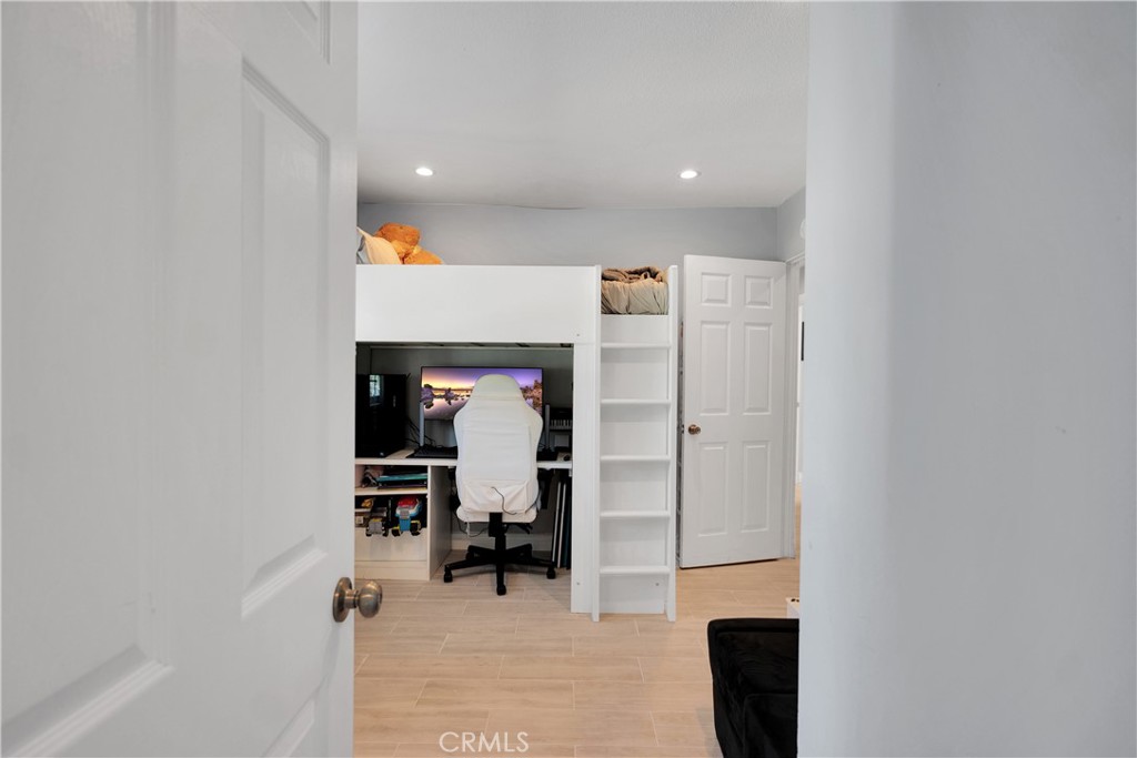 https://media.crmls.org/medias/f06d60cf-95b3-4477-b19d-002c015a352a.jpg?preset=X-Large