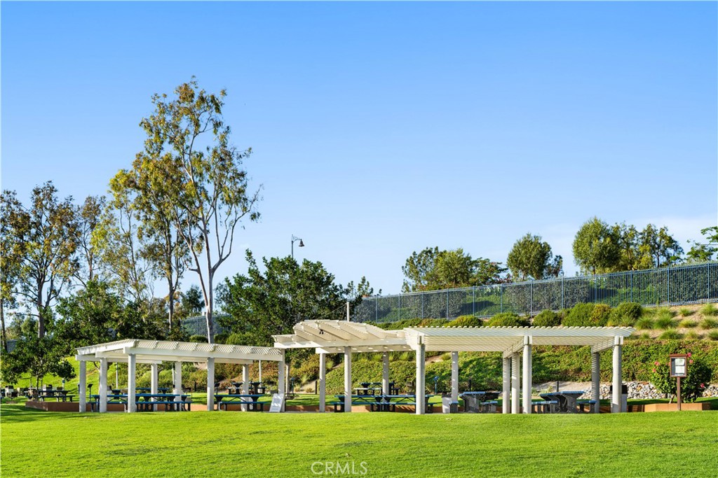 https://media.crmls.org/medias/f06f01f1-a66e-43ae-8e57-f90e15d4eaf0.jpg?preset=X-Large