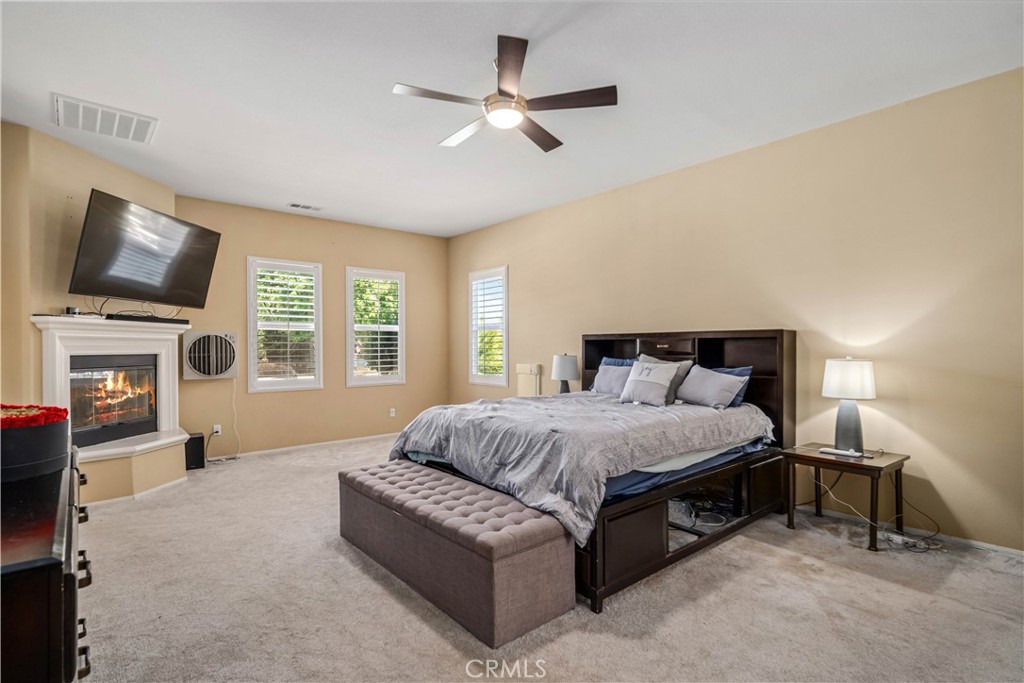 https://media.crmls.org/medias/f070f632-f88f-4b37-9727-177146eb30b1.jpg?preset=X-Large