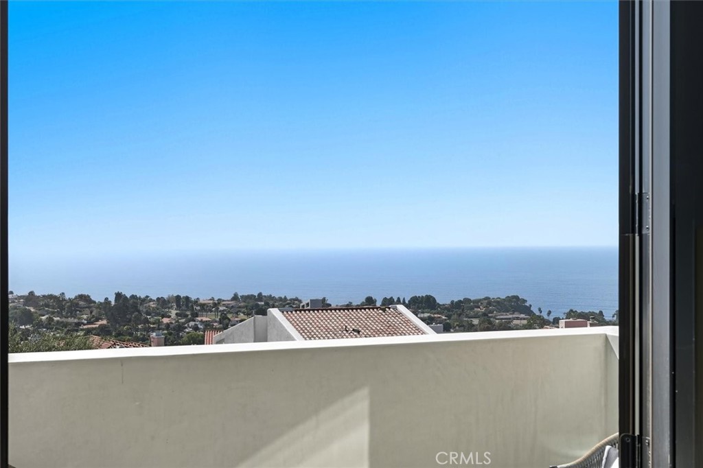 https://media.crmls.org/medias/f0713357-59f0-44d1-a762-1a2a3c68120a.jpg?preset=X-Large