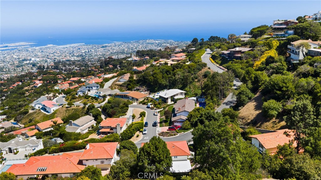 https://media.crmls.org/medias/f0713e0d-e538-473a-85c5-317b7571e271.jpg?preset=X-Large