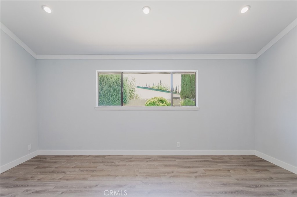 https://media.crmls.org/medias/f074297e-e2a7-42b5-902d-5c78c112b00f.jpg?preset=X-Large