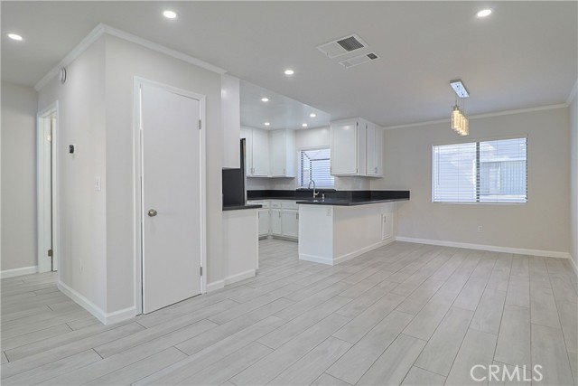 8338 Woodley Pl, North Hills CA: https://media.crmls.org/medias/f07458b7-bc36-4ebd-b861-9ae9103dc9d4.jpg