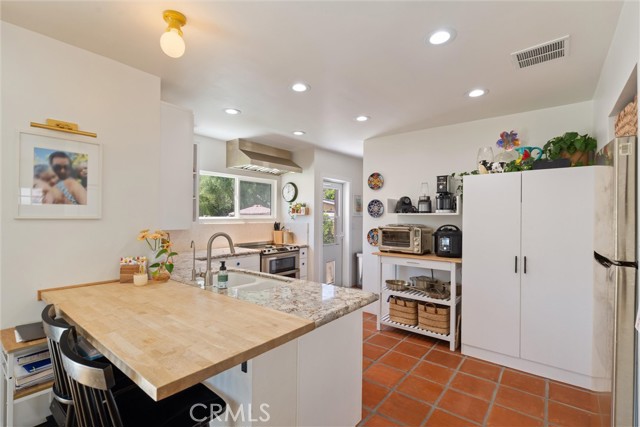 2851 Ladoga Avenue, Long Beach CA: https://media.crmls.org/medias/f076befc-2b6f-4e35-8380-ec34b362cacc.jpg