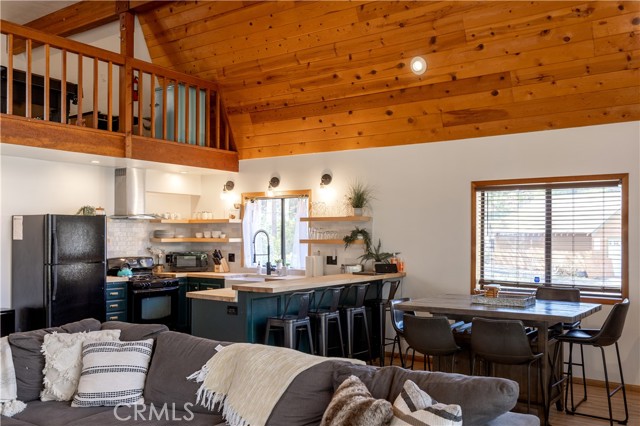 Detail Gallery Image 6 of 39 For 725 Temple Ln, Big Bear Lake,  CA 92315 - 3 Beds | 2/1 Baths