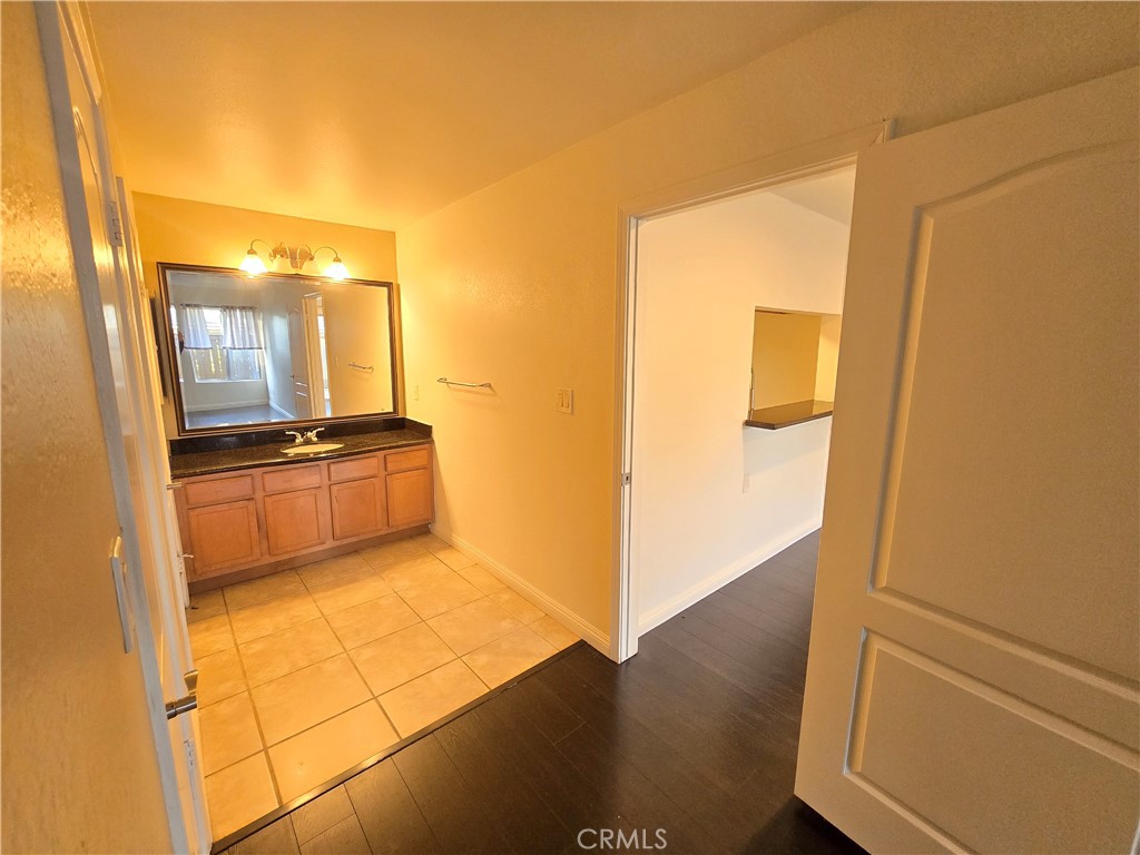 https://media.crmls.org/medias/f07b7e53-0b59-4078-87f6-94b7b28a2910.jpg?preset=X-Large