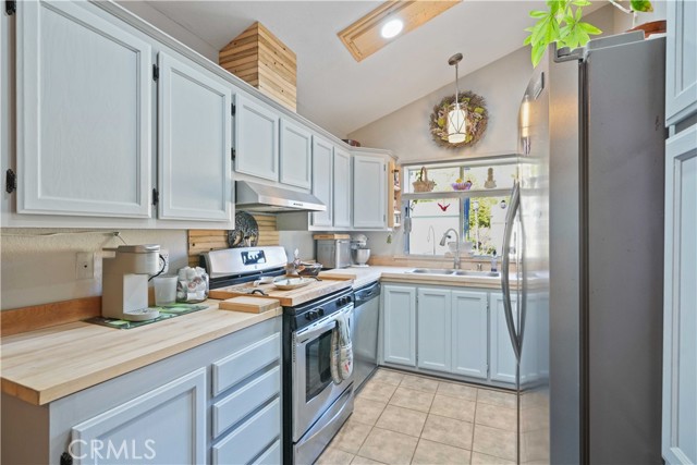 Detail Gallery Image 5 of 30 For 20060 Shadow Island Dr, Canyon Country,  CA 91351 - 2 Beds | 2 Baths