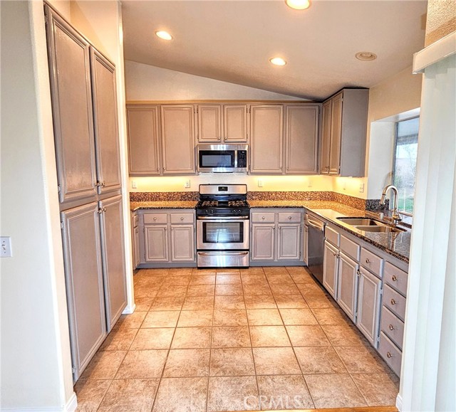 821 Atlantic Circle, Corona CA: https://media.crmls.org/medias/f07df9a1-392f-4959-a37c-805538e39322.jpg