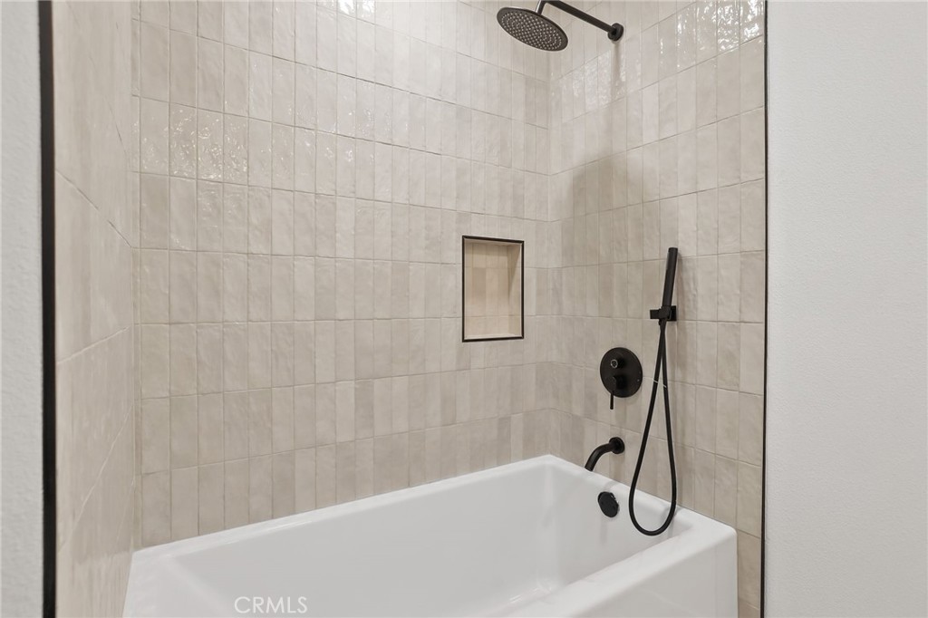 https://media.crmls.org/medias/f080319f-9d93-49ea-a039-7d0179a10d1e.jpg?preset=X-Large