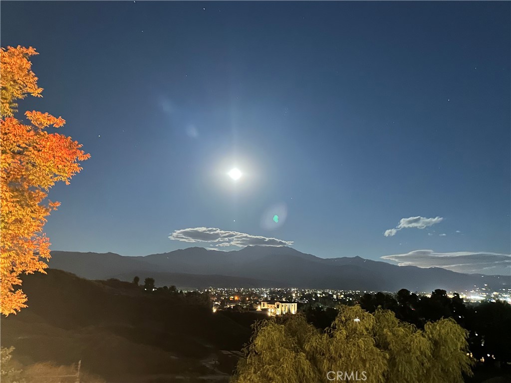 https://media.crmls.org/medias/f0807483-1a99-4450-865a-ab3f536df8e2.jpg?preset=X-Large