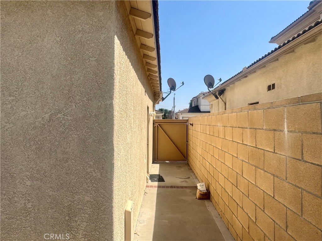 https://media.crmls.org/medias/f0808cd2-e28e-4634-95ac-da5dbfcba1ae.jpg?preset=X-Large