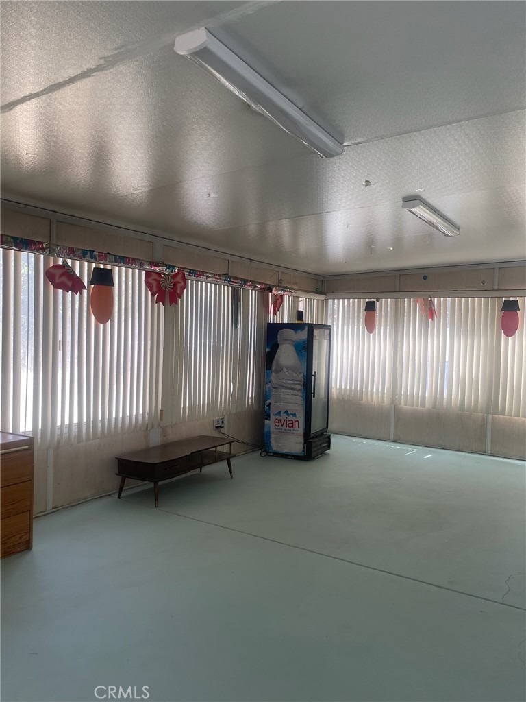 https://media.crmls.org/medias/f08125f2-02d1-4595-9d4f-b78b0fc7690b.jpg?preset=X-Large