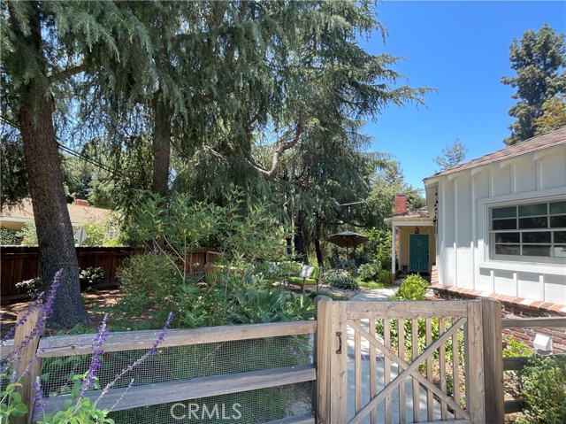 19631 Rosita Street, Tarzana CA: https://media.crmls.org/medias/f0814533-f8eb-4a8e-8a56-3fd838255703.jpg