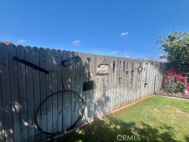 https://media.crmls.org/medias/f083e6b9-d43b-44d0-87b6-b51bae35d182.jpg?preset=X-Large