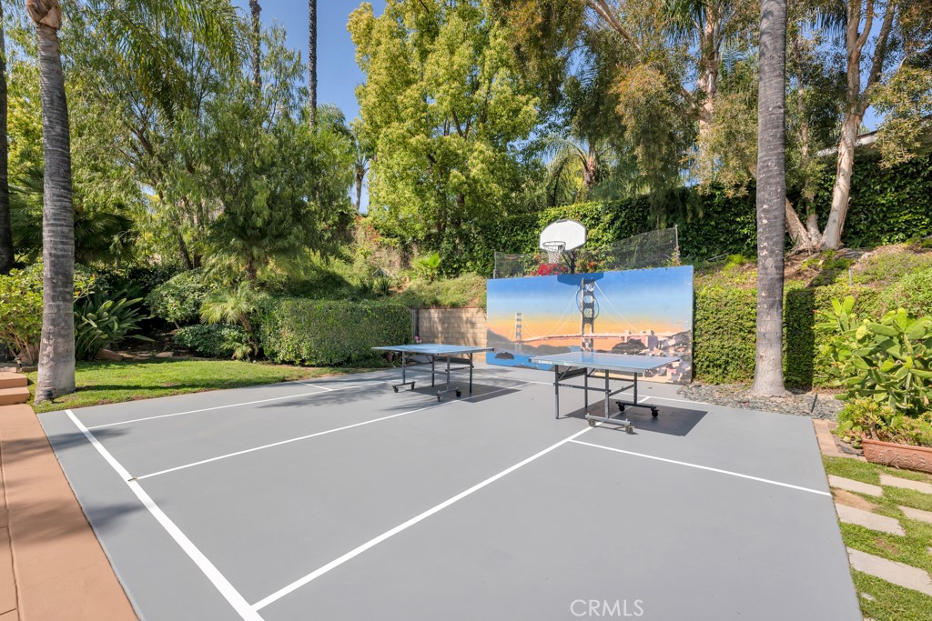 https://media.crmls.org/medias/f084b400-cc9a-4fad-a597-a7a7fd57a4dd.jpg?preset=X-Large