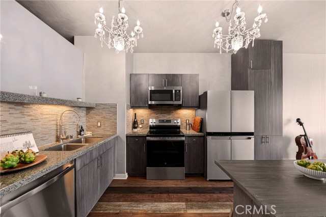 3810 Wilshire Boulevard, Los Angeles CA: https://media.crmls.org/medias/f0853e61-8e13-410c-afae-b5b4f2f626b6.jpg